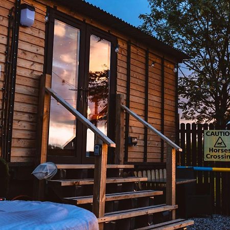 The Horrrsebox Tinyhouse Glamping Hotel Garadice Exterior photo