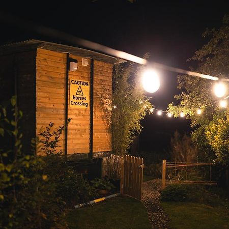 The Horrrsebox Tinyhouse Glamping Hotel Garadice Exterior photo