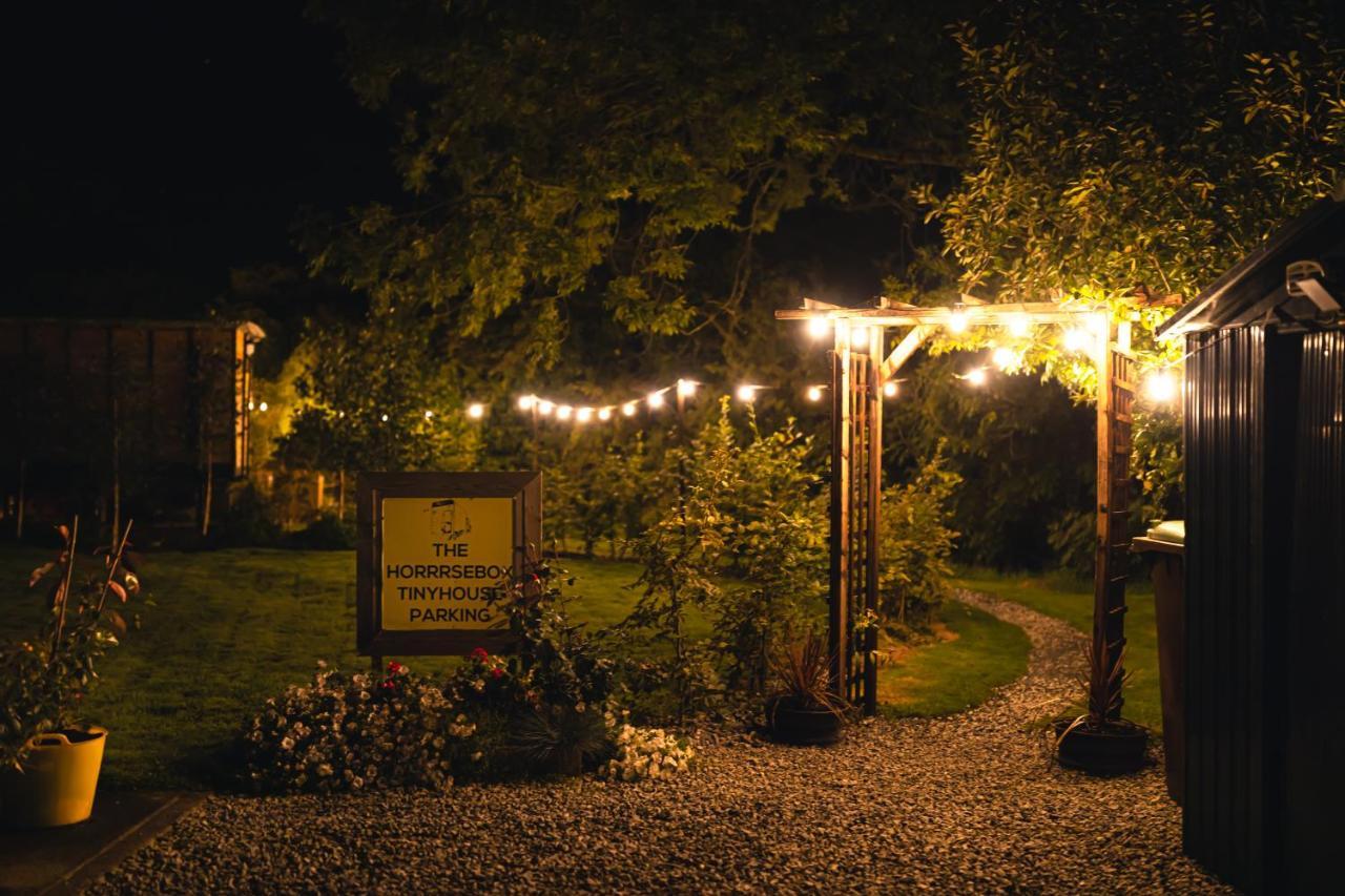 The Horrrsebox Tinyhouse Glamping Hotel Garadice Exterior photo