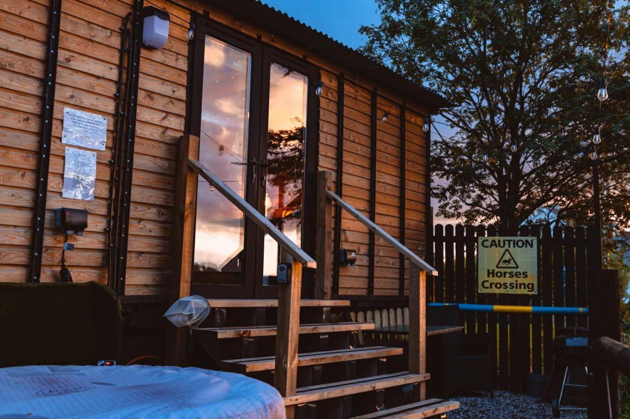 The Horrrsebox Tinyhouse Glamping Hotel Garadice Exterior photo