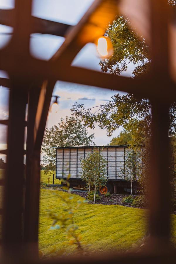 The Horrrsebox Tinyhouse Glamping Hotel Garadice Exterior photo